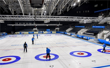 Подготовка льда дорожек для керлинга с разметкой